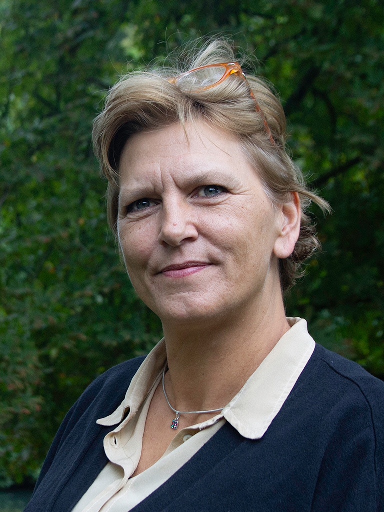 Annemie De Loose, Psycholoog en Familiecounselor bij Nova Vida Recovery, staat in de tuin.